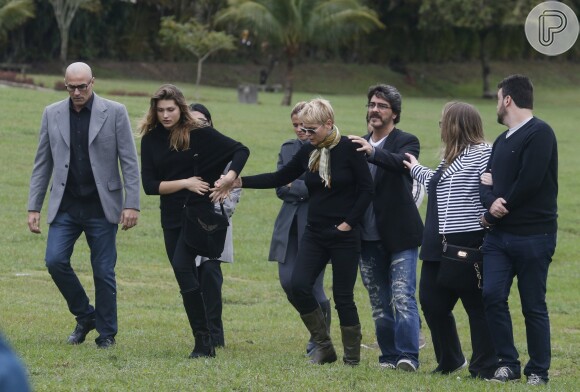 Xuxa, Sasha e Junno Andrade estiveram no cemitério Jardim da Saudade, no Rio de Janeiro, neste domingo, 13 de setembro de 2015. No local aconteceu o velório e enterro de Cirano Rojabaglia, irmão da apresentadora e pai de Nikki Meneghel