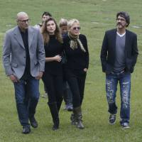 Xuxa, Sasha e Junno Andrade vão ao enterro de Cirano, irmão da apresentadora