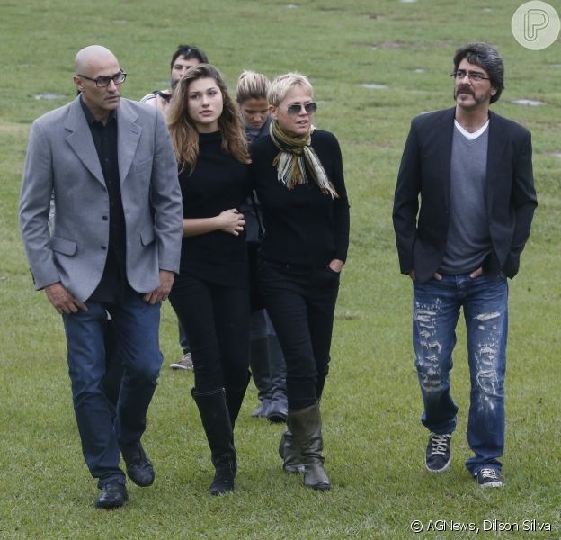 Xuxa, Sasha, Junno Andrade e Luciano Szafir estiveram no cemitério Jardim da Saudade, no Rio de Janeiro, neste domingo, 13 de setembro de 2015