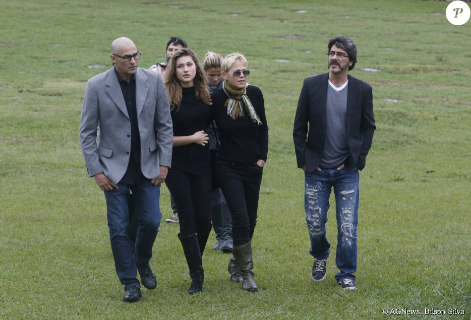 Xuxa, Sasha, Junno Andrade e Luciano Szafir estiveram no cemitério Jardim da Saudade, no Rio de Janeiro, neste domingo, 13 de setembro de 2015