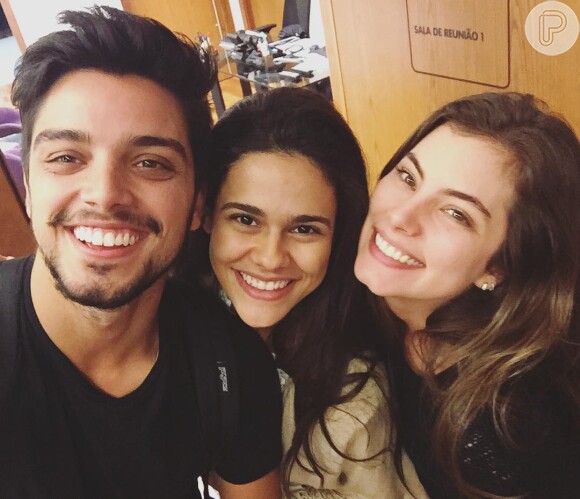 Bruna Hamú posa com Rodrigo Simas e a amiga, a também atriz Arianne Botelho. Segundo o jornal 'Extra', elas foram fotografadas por fãs dentro do carro de Klebber Toledo após sairem do Projac