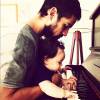 Rafael Cardoso publicou foto de Aurora 'tocando piano' em seu colo
