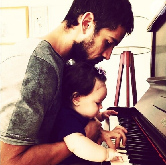 Rafael Cardoso publicou foto de Aurora 'tocando piano' em seu colo