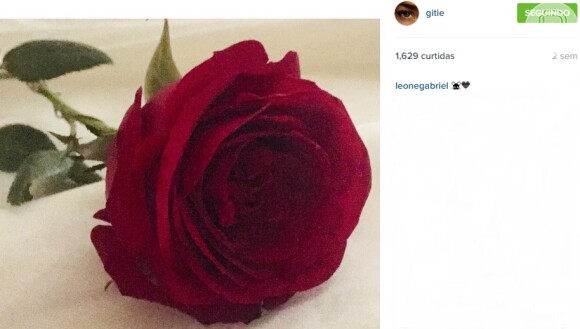 Giselle Itié publicou a foto de uma rosa e agradeceu o mimo na rede social: 'Ao despertar. Gracias, Gabriel'. Nos comentários é possível ver um coraçãozinho postado pelo ator