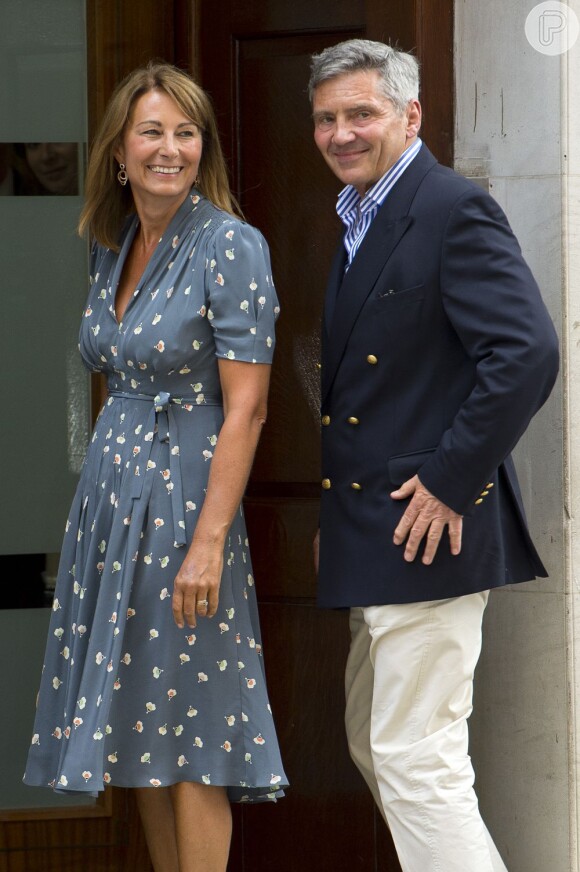 Carole e Michael Middleton, pais de Kate Middleton, chegaram sorridentes no hospital para visitar a filha