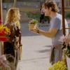 Bento (Marco Pigossi) oferece um vaso de flores para Malu (Fernanda Vasconcellos) no primeiro capítulo de 'Sangue Bom'