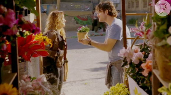 Bento (Marco Pigossi) oferece um vaso de flores para Malu (Fernanda Vasconcellos) no primeiro capítulo de 'Sangue Bom'
