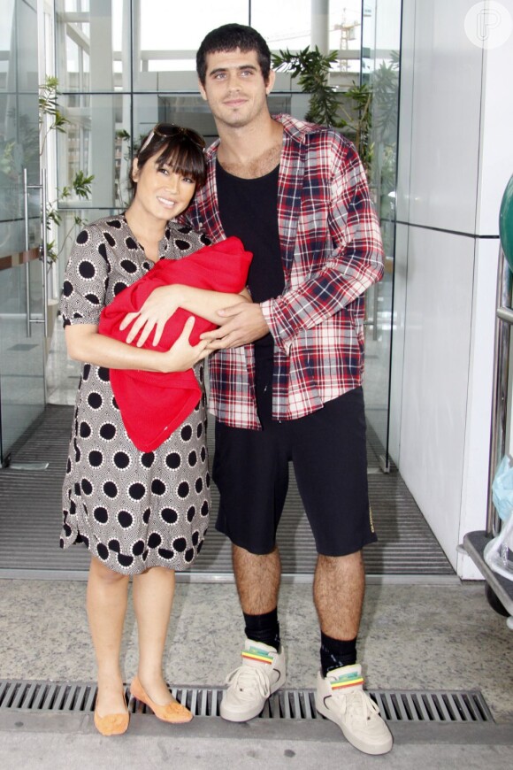 Em junho de 2011, Daniele Suzuki optou por um vestido cinza de bolas pretas para sair com Kauai da maternidade