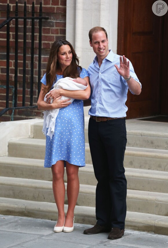 Na terça-feira, 23 de julho de 2013, Kate Middleton deixou o hospital St. Mary's, em Londres, com George Alexander Louis no colo, usando um vestido azul de poás brancos assinado pela estilista Jenny Packham. O príncipe William escolheu uma camisa social para combinar com o look da duquesa de Cambridge