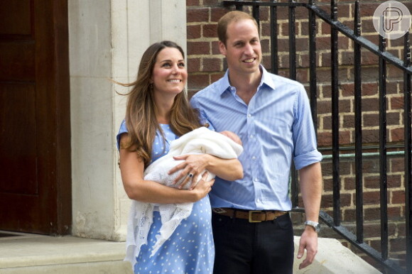 Kate Middleton e William foram simpáticos ao deixar a maternidade com o primogênito