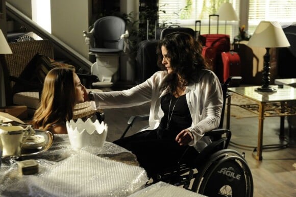 Paloma (Paolla Oliveira) diz a Mariah (Lúcia Veríssimo) que é sua filha, em 'Amor à Vida'