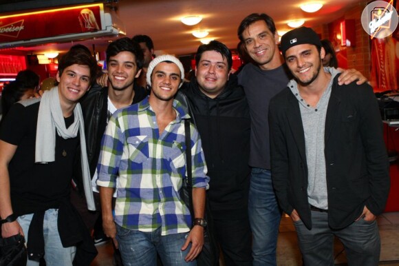 Bruno Gissoni, Rodrigos Simas e amigos curtem show de Felipe Simas, irmão dos atores