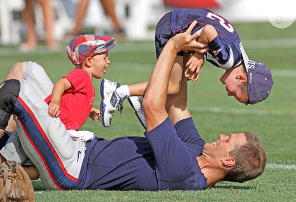 Sempre que podem, John, de 5 anos, e Benjamin, de 3, vão visitar Tom Brady nos treinos de futebol americano