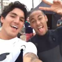 Neymar aprende a surfar com Gabriel Medina em gravação de comercial em Barcelona