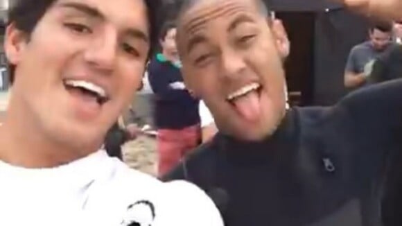 Neymar aprende a surfar com Gabriel Medina em gravação de comercial em Barcelona