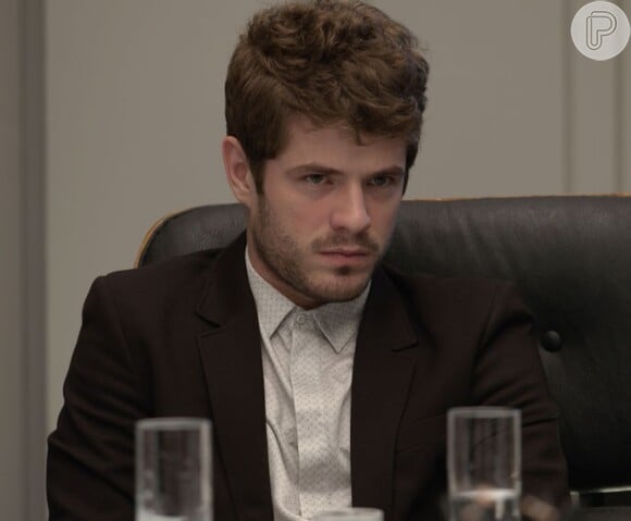 Benjamin (Maurício Destri) fica furioso ao saber que Grego (Caio Castro) será padrinho de Maria, na novela 'I Love Paraisópolis'