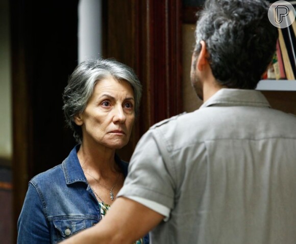Djanira (Cássia Kis) declara guerra a Romero (Alexandre Nero) depois que ele revela diante de Tóia (Vanessa Giácomo) e Juliano (Cauã Reymond) que é filho dela, na novela 'A Regra do Jogo', a partir de 14 de outubro de 2015
