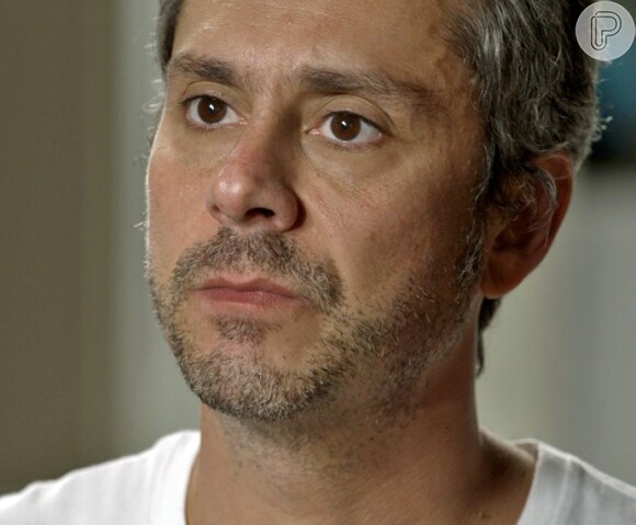 Romero (Alexandre Nero) chama Djanira (Cássia Kis) de mãe, revelando a ligação de sangue dos dois a Tóia (Vanessa Giácomo) e Juliano (Cauã Reymond), na novela 'A Regra do Jogo'