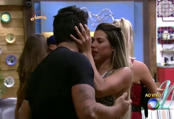 Ao voltar para a sede, Thiago Servo foi recebido com beijos de Ana Paula Minerato