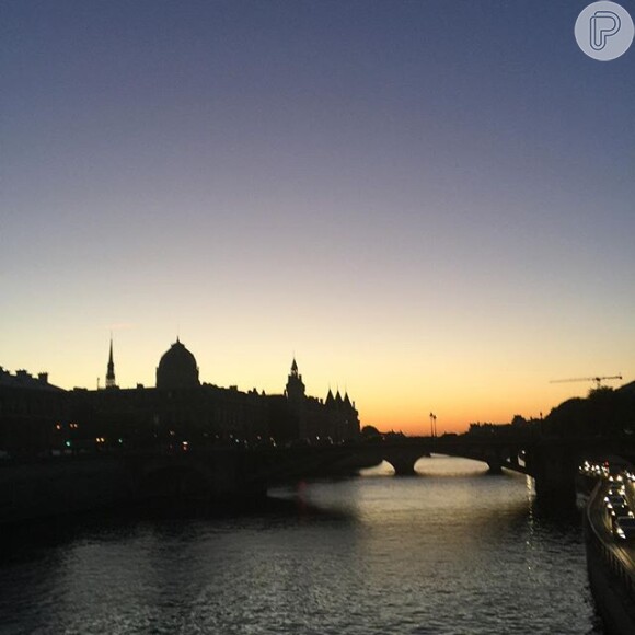 Atriz está em Paris e vem compartilhando imagens da Cidade Luz em seu Instagram