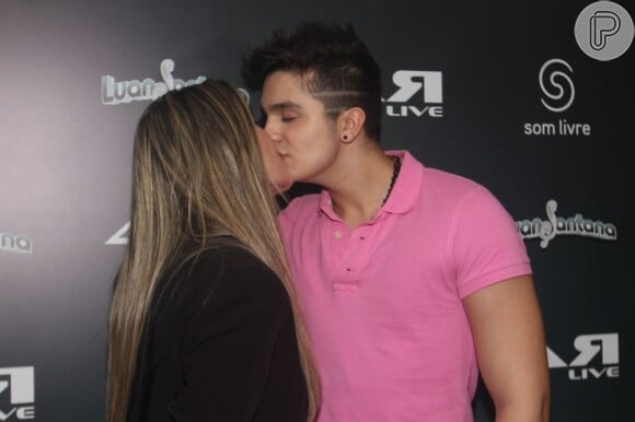 Luan Santana também ganhou um beijo da namorada, Jade Magalhães, em 27 de abril de 2013