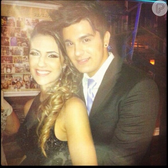 O sertanejo publicou uma foto agarradinho com a namorada no Twitter, em 2013