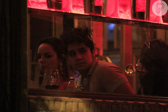 Luan Santana foi flagrado jantando com a namorada, Jade Magalhães, em um restaurante em São Paulo, em janeiro de 2013