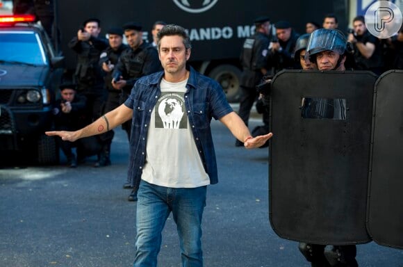 Romero Rômulo (Alexandre Nero) também vai ao morro da Macaca, onde Zé Maria (Tony Ramos) entra em confronto com a polícia, em 'A Regra do Jogo'