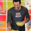 Rodrigo Lombardi confeita bolo e desafia a atriz Agatha Moreira no 'Estrelas'