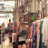 De coque, Agatha Moreira escolhe roupas em loja do Rio
