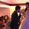 Rodrigo Simas beija a mão de um debutante no baile organizado pelo 'Caldeirão do Huck'