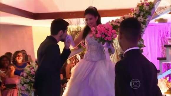 Rodrigo Simas beija a mão de um debutante no baile organizado pelo 'Caldeirão do Huck'