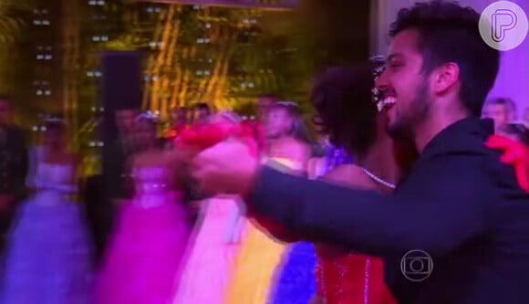Rodrigo Simas diverte-se como príncipe do Baile de Debutantes organizado pelo 'Caldeirão do Huck'