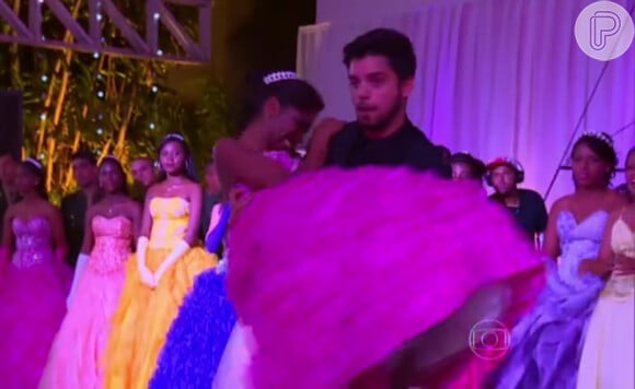 Rodrigo Simas  surpreende ao pegar uma debutante no colo no baile organizado pelo 'Caldeirão do Huck'