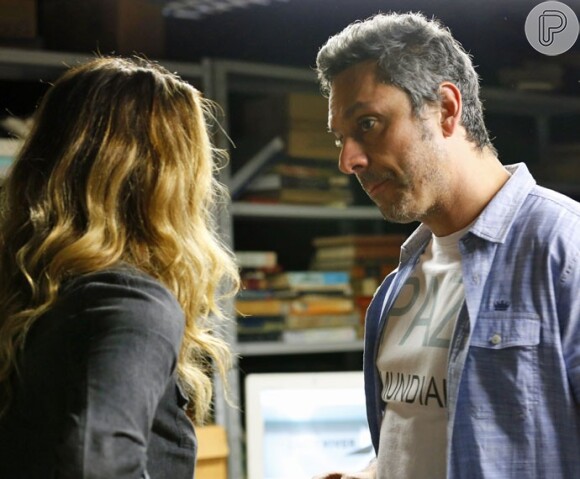 Romero (Alexandre Nero) fica tocado e agradecido pelo gesto de Atena (Giovanna Antonelli), na novela 'A Regra do Jogo'