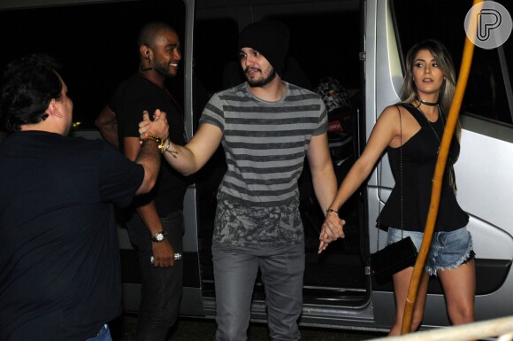 Luan Santana chega a show de mãos dadas com a namorada, Jade Magalhães