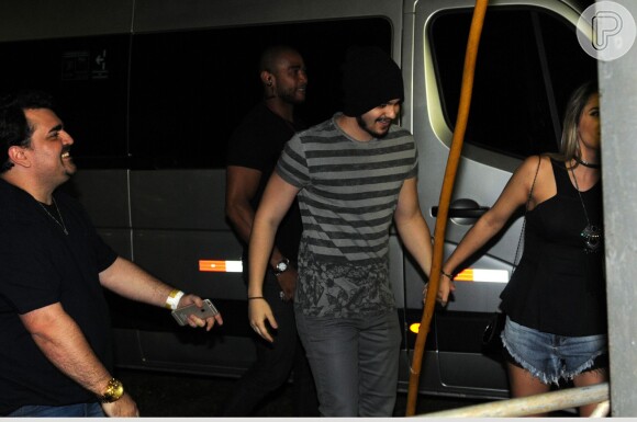 Luan Santana chega a show de mãos dadas com a namorada, Jade Magalhães