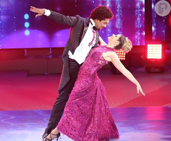 Mariana Santos encenou 'A Bela Adormecida' dançando valsa ao lado de Marcus Lobo no 'Dança dos Famosos'