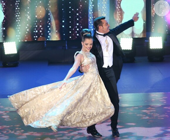 Agatha Moreira surpreendeu os jurados e a plateia ao dançar valsa com efeitos flutuantes com Leandro Azevedo no 'Dança dos Famosos'