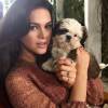 Bruna Marquezine foi à sessão de fotos com um convidado especial, seu cachorro, Chico. 'Olha quem veio trabalhar', disse a atriz neste domingo, 4 de outubro de 2015