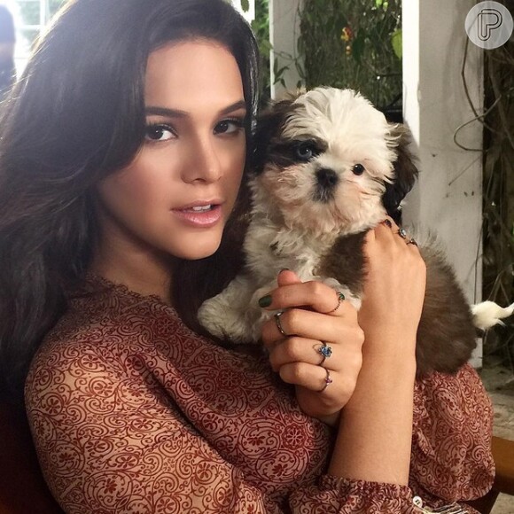 Bruna Marquezine foi à sessão de fotos com um convidado especial, seu cachorro, Chico. 'Olha quem veio trabalhar', disse a atriz neste domingo, 4 de outubro de 2015