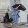 Guarda-chuva da atriz não resistiu ao vento, mas ela deu um jeito