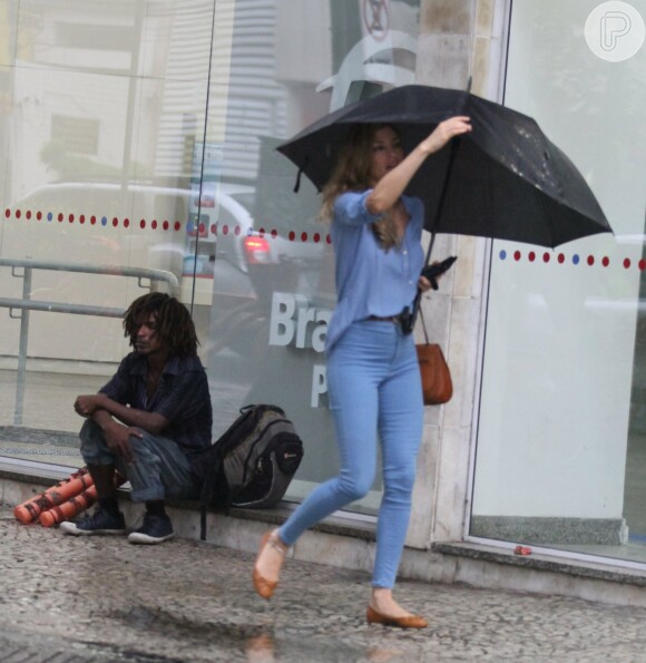 Guarda-chuva da atriz não resistiu ao vento, mas ela deu um jeito