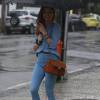 Grazi consegue consertar guarda-chuva na tarde deste domingo, no Rio de Janeiro