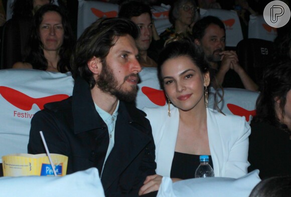 Tainá Müller assiste à estreia do filme 'Boi Neon', no Festival do Rio 2015, com o marido, Henrique Sauer