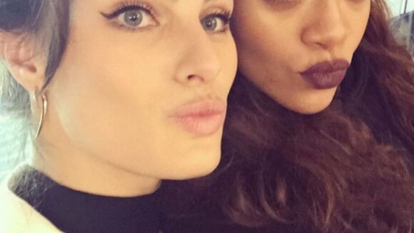 Isabeli Fontana faz selfie com Rihanna na Paris Fashion Week: 'A mais hot!'