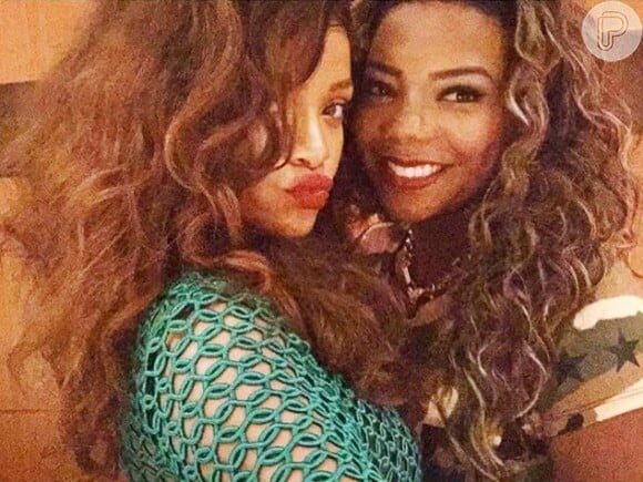 Ludmilla conseguiu fazer uma selfie com Rihanna quando a popstar esteve no Brasil
