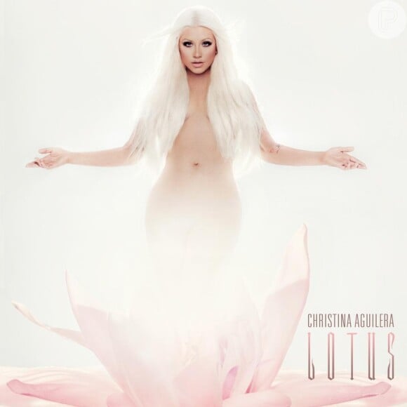 Nua, Christina Aguilera renasce e desabrocha de uma flor na capa do disco 'Lotus', de 2012