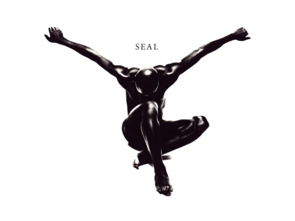 Seal também aparece nu, coberto por uma substância preta na capa de seu álbum de 1994