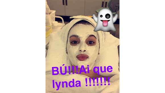 Bruna Marquezine posta foto com máscara facial e brinca: 'Bú! Ai, que linda!'